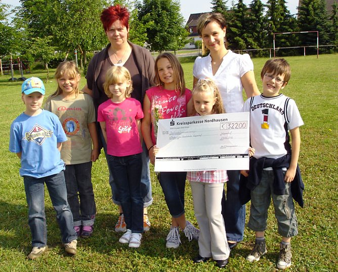 Scheck &uuml;bergeben (Foto: Grundschule Wipperdorf)
