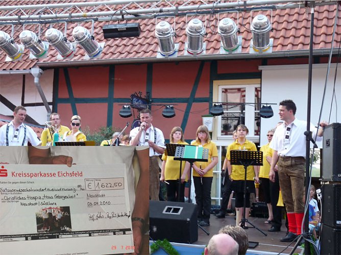 Übergeben (Foto: privat) Übergeben (Foto: privat)