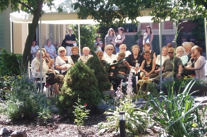 Musik im Garten (Foto: T. Titulaer) Musik im Garten (Foto: T. Titulaer)