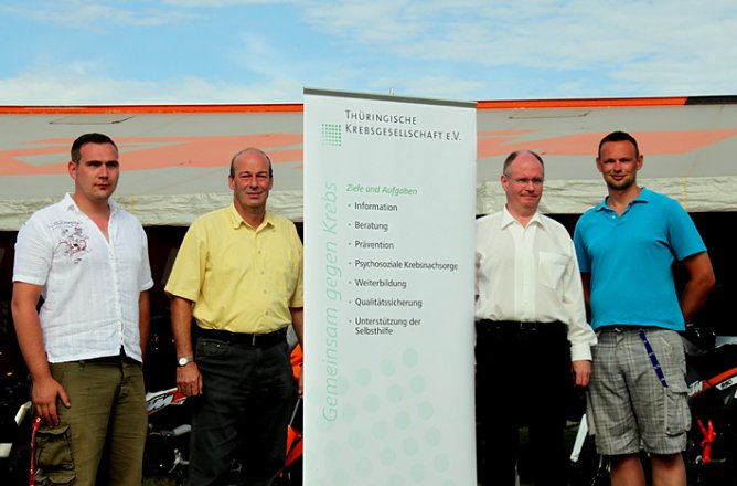 Spenden&uuml;bergabe (Foto: J. Piper)