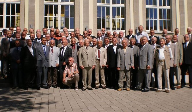 Gruppenfoto im Weinberghof (Foto: A. Schelenhaus) Gruppenfoto im Weinberghof (Foto: A. Schelenhaus)