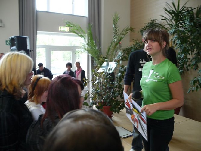 Moderatorin Manu animiert die Berufssch&uuml;ler (Foto: Angelo Glashagel)