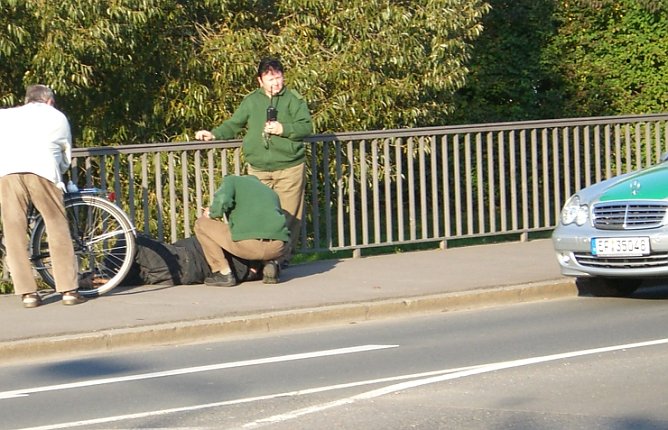 Bewu&szlig;tlos auf der Stra&szlig;e (Foto: nnz)
