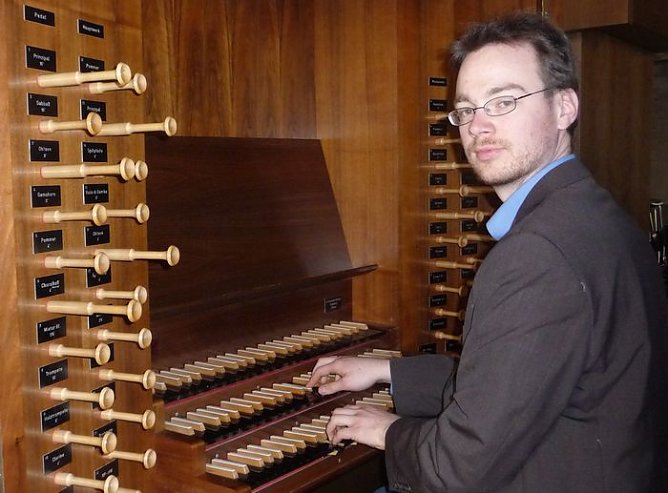 Kremzow an der Orgel von St. Blasii (Foto: nnz) Kremzow an der Orgel von St. Blasii (Foto: nnz)