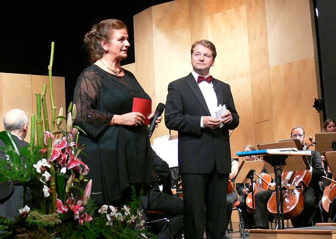 Anja Eisner und Kars Tietje führen durch das Programm (Foto: I. Kühn) Anja Eisner und Kars Tietje führen durch das Programm (Foto: I. Kühn)