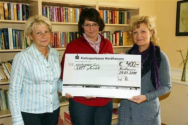 Scheck &uuml;bergeben (Foto: M. Daniel)