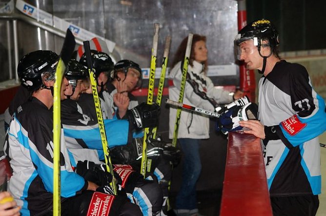 Wölfe auf der Bank (Foto: R. Koch) Wölfe auf der Bank (Foto: R. Koch)