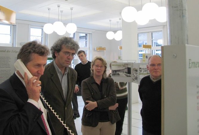 Eröffnet und telefoniert (Foto: psv) Eröffnet und telefoniert (Foto: psv)