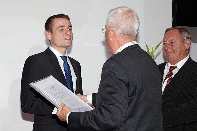 Übergeben (Foto: privat) Übergeben (Foto: privat)