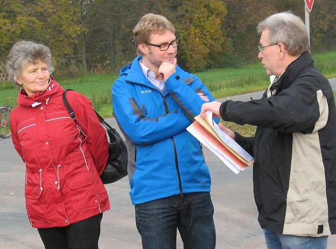 Adams und 80 Sundhäuser (Foto: privat) Adams und 80 Sundhäuser (Foto: privat)