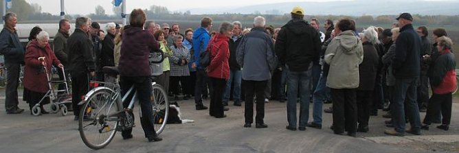 Adams und 80 Sundhäuser (Foto: privat) Adams und 80 Sundhäuser (Foto: privat)