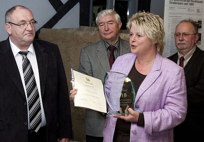 &Uuml;berreicht (Foto: Agentur)