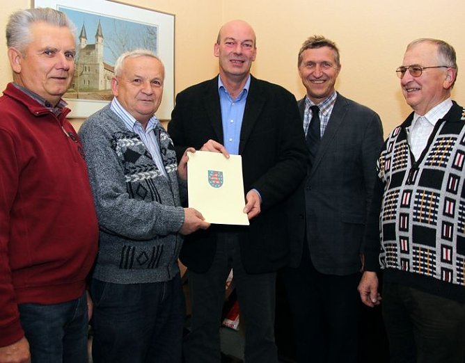 &Uuml;bergeben (Foto: J. Piper)