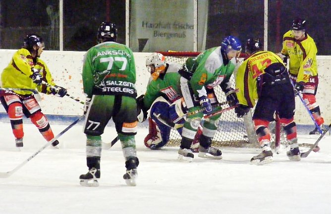 Gew&uuml;hl vorm Tor (Foto: R. Koch)