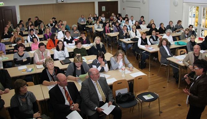Konferiert (Foto: J. Piper)