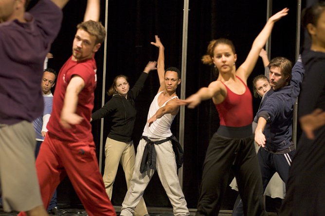 Fithalten (Foto: Theater) Fithalten (Foto: Theater)