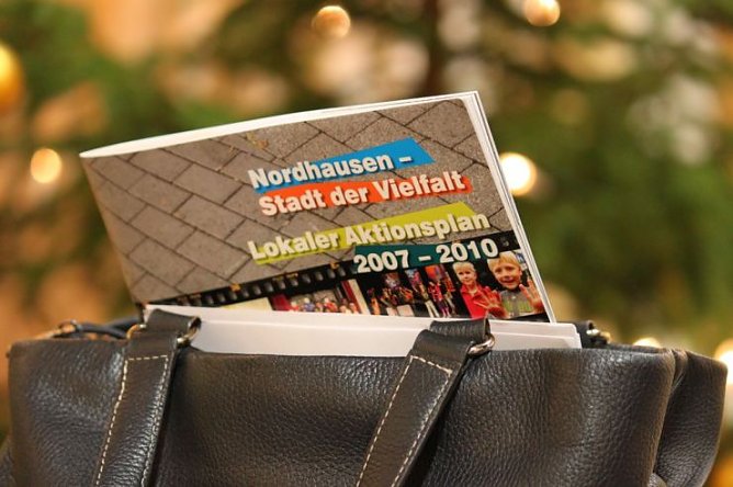 Die Broschüre rund um das "Vielfalt tut gut"- Programm (Foto: Stephanie Knoche) Die Broschüre rund um das "Vielfalt tut gut"- Programm (Foto: Stephanie Knoche)