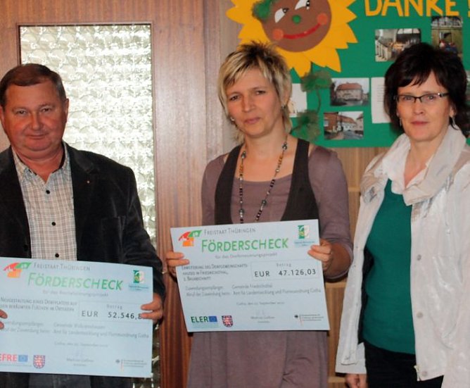 Scheck erhalten (Foto: J. Piper) Scheck erhalten (Foto: J. Piper)