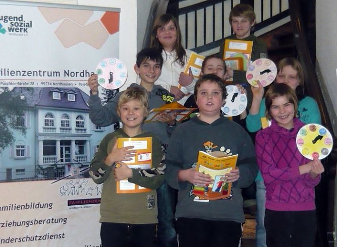 Malhefte &uuml;bergeben (Foto: privat)