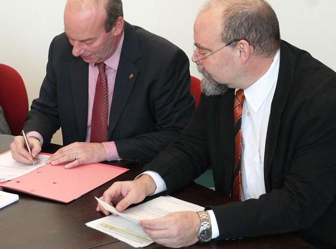 Unterschrieben (Foto: nnz)