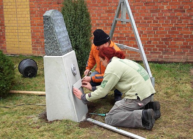 Schrifttafel wird eingemessen (Foto: nnz)