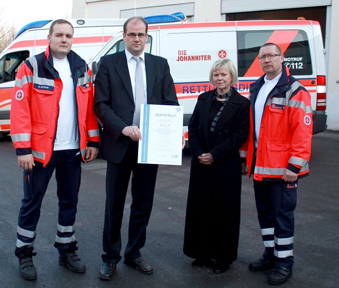 Zertifikat &uuml;bergeben (Foto: JUH)