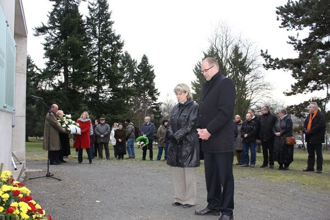 Kränze niedergelegt (Foto: P. Grabe) Kränze niedergelegt (Foto: P. Grabe)