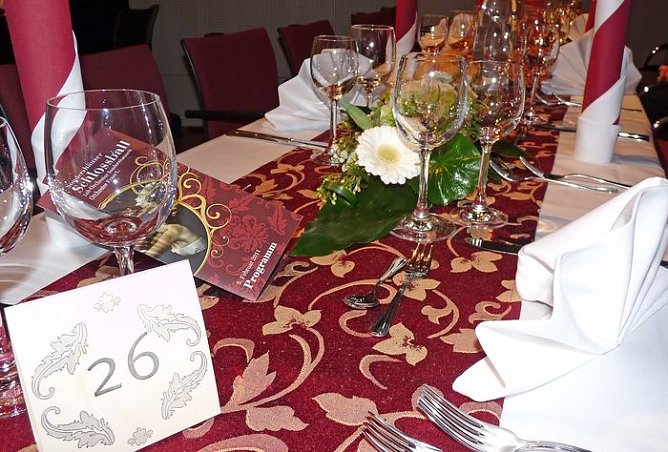 Schlossball eröffnet (Foto: Karl-Heinz Herrmann) Schlossball eröffnet (Foto: Karl-Heinz Herrmann)