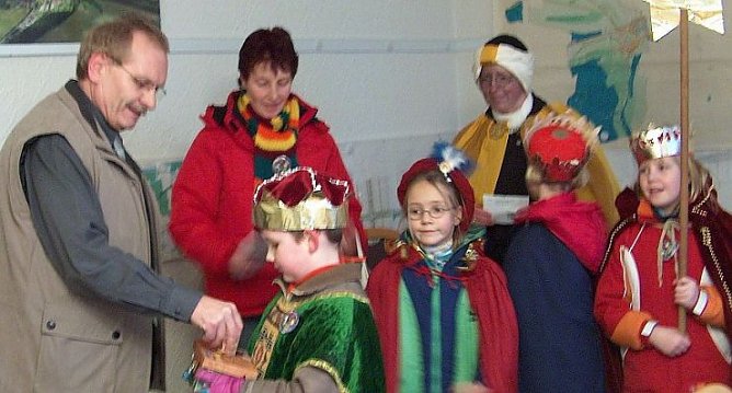 Bürgermeister spendet (Foto: GVS) Bürgermeister spendet (Foto: GVS)