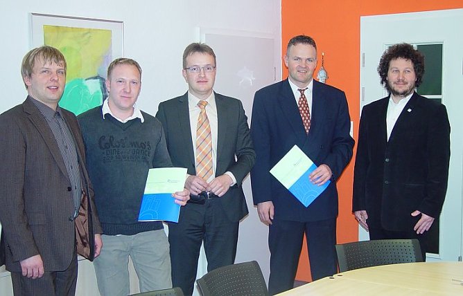 &Uuml;bergeben (Foto: FHN)