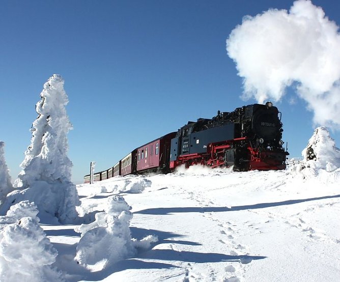 Brockenbahn vor dem Bahnhof (Foto: HSB)