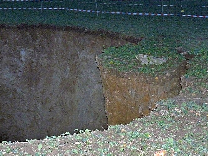 Erdfall Bad Frankenhausen (Foto: Karl-Heinz Herrmann) Erdfall Bad Frankenhausen (Foto: Karl-Heinz Herrmann)