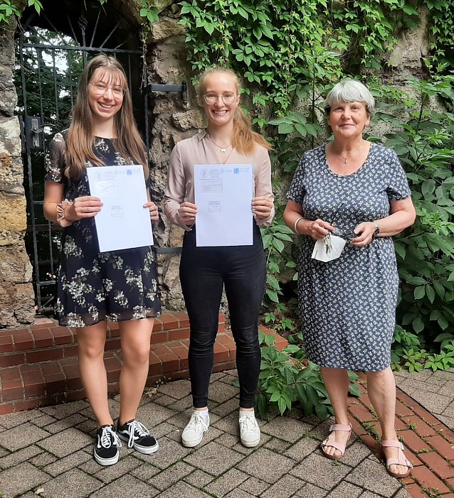 Bild: v.l.: Andrea Krist, Lydia Bieles und Eva-Maria Kelle