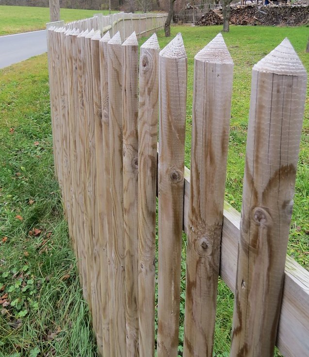 Bild: Holzz&auml;une haben in Th&uuml;ringen eine alte Tradition. Wer sich das regelm&auml;&szlig;ige Streichen sparen will, sollte auf eine Holzart f&uuml;r die Au&szlig;enanwendung achten
