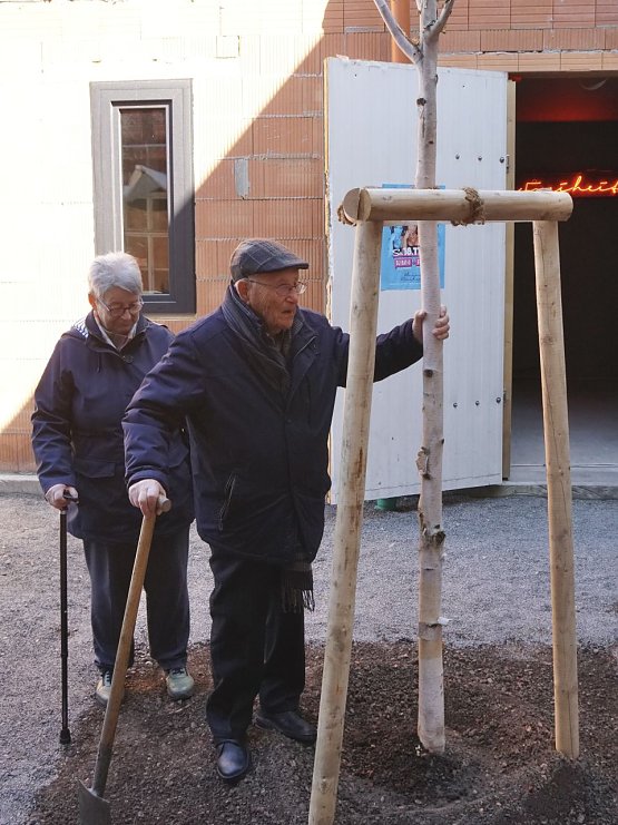Bild:  Albrecht Weinberg pflanzte dem Baum mit den Worten: Ihr lieben Leute, ich danke euch, dass ihr an mich gedacht habt. Und du, lieber Baum, wachse und gedeihe.