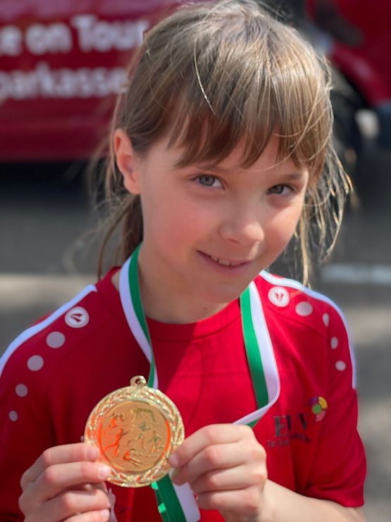 Bild: Beim Sparkassen-Cup in Bernburg brachte Nele Marianne Schiek beim Schlagballwurf die Goldmedaille nach Hause