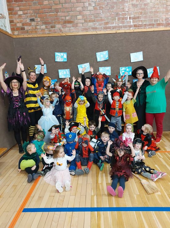 Bild: Buntes Treiben bei den Burgspatzen zum Fasching