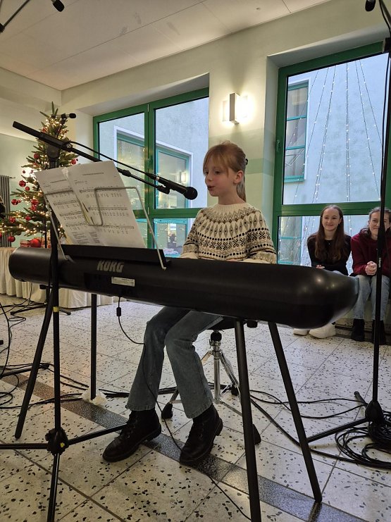 Bild: Ella Borskowski am Piano 