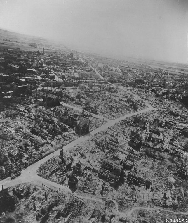 Bild:  US-Luftbild der Neustadtstra&szlig;e, Mai 1945 