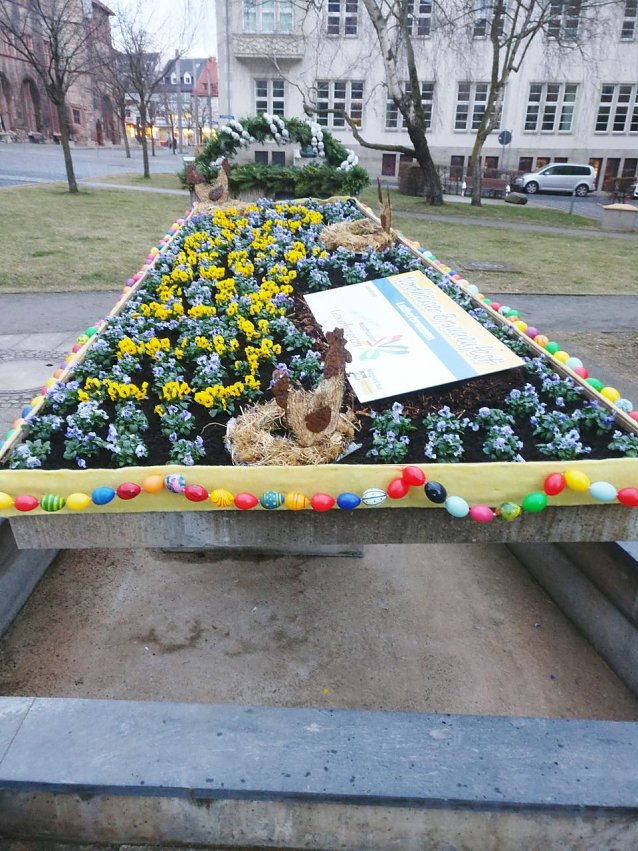 Bild: Geschm&uuml;ckter Osterbrunnen am Lutherplatz