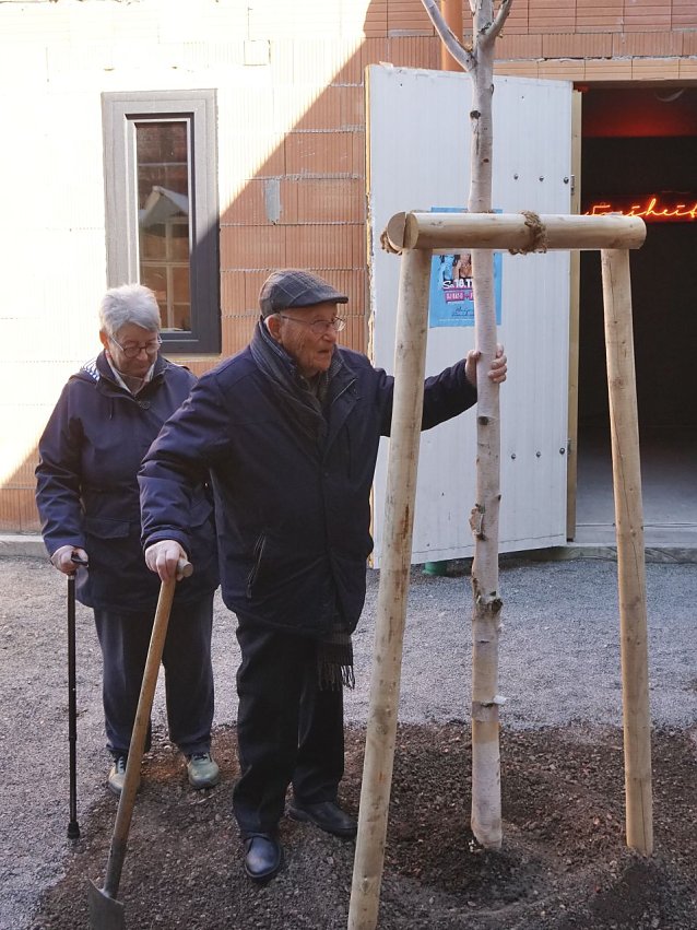 Bild:  Albrecht Weinberg pflanzte dem Baum mit den Worten: Ihr lieben Leute, ich danke euch, dass ihr an mich gedacht habt. Und du, lieber Baum, wachse und gedeihe.