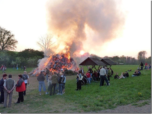 Osterfeuer in Herreden