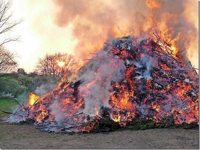 Osterfeuer in Herreden