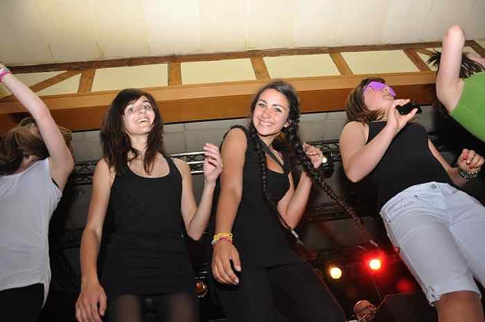 Coole Junge Party im Klubhaus