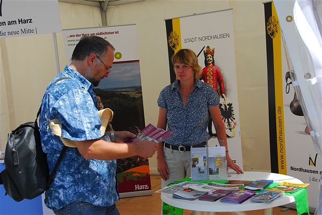 Die Stadt Nordhausen war in der Prager Stra&szlig;e mit einem Info-Stand un&uuml;bersehbar:        Frau Birgit Adam im Gespr&auml;ch mit interessierten Kirchentagsbesuchern