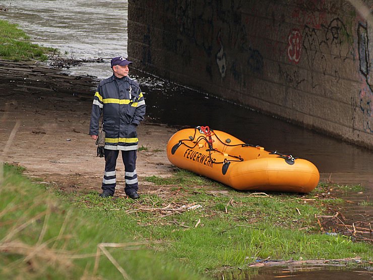 Feuerwehr und Polizei suchen nach Vermisster