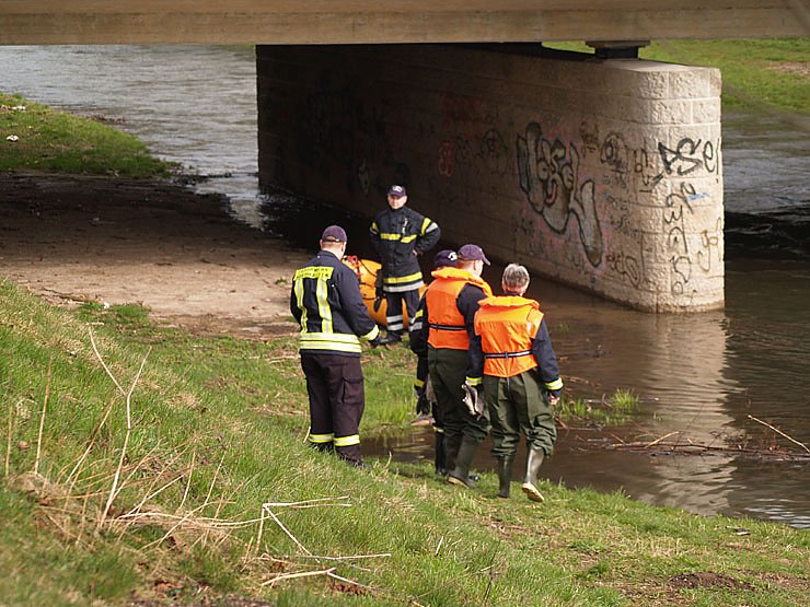 Feuerwehr und Polizei suchen nach Vermisster