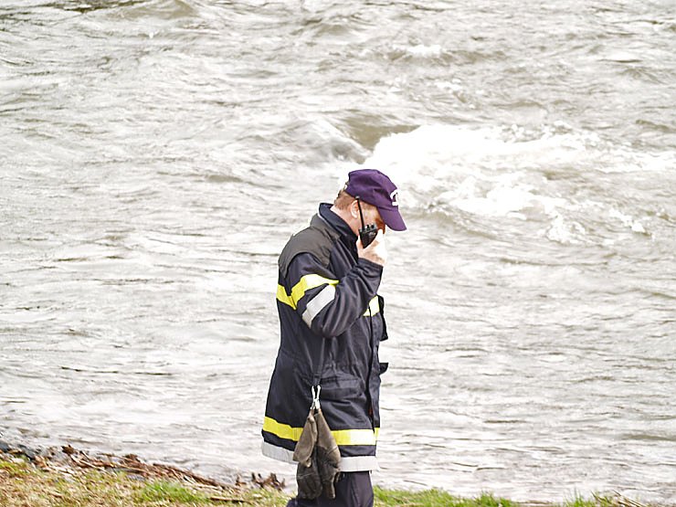 Feuerwehr und Polizei suchen nach Vermisster