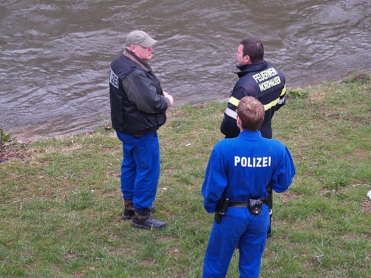 Feuerwehr und Polizei suchen nach Vermisster