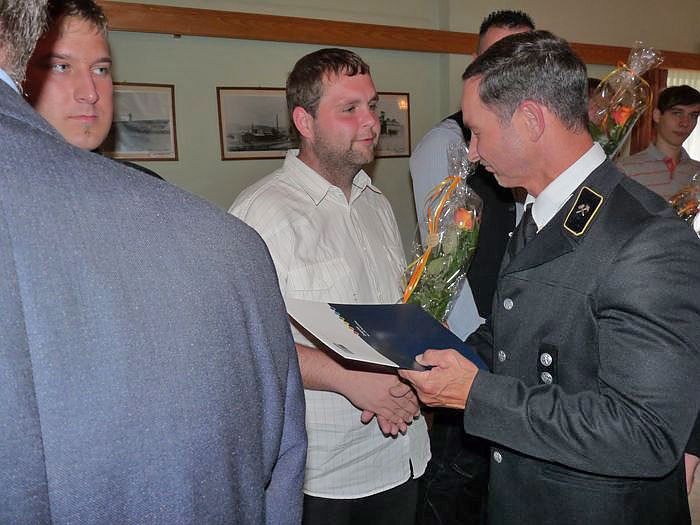 Zeugnisse &uuml;bergeben